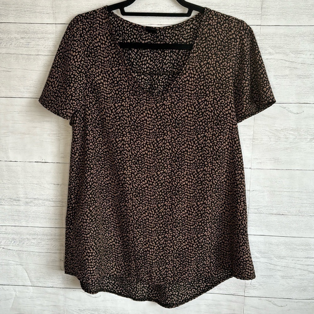 I Joah V-Neck Cheetah Print Blouse | SIZE S